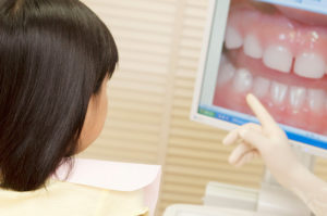 親御さんも診察室に一緒に入って治療を受けることができる